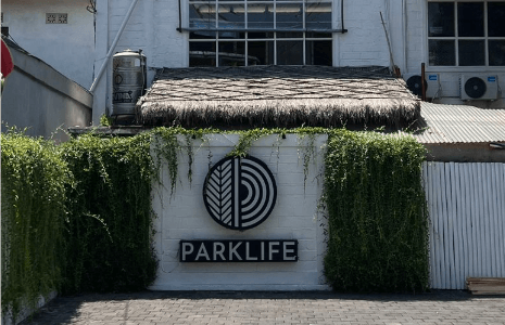 Фасад здания Parklife с логотипом